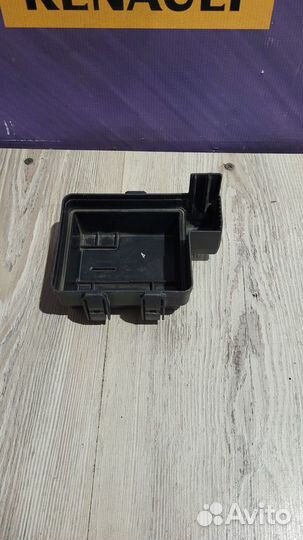 Крышка блока предохранителей Renault scenic 3