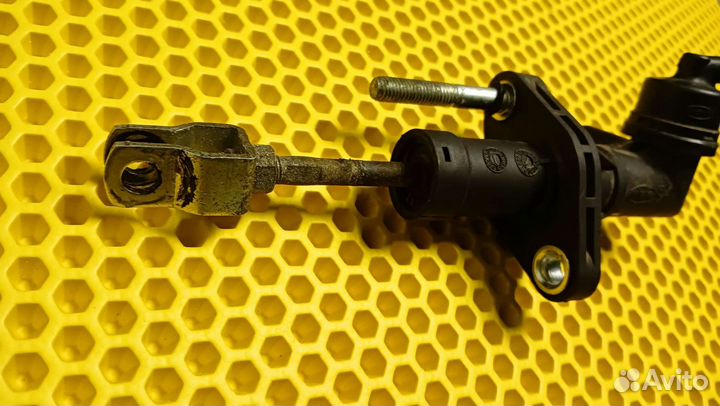 Главный цилиндр сцепления Kia Spectra