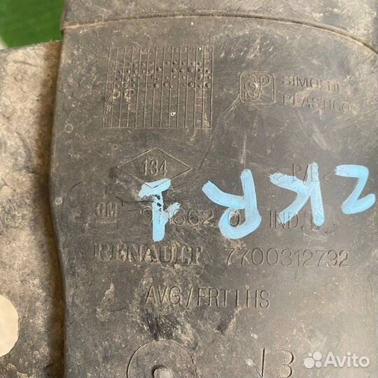 Подкрылок передний левый Renault Trafic 2.5 2005