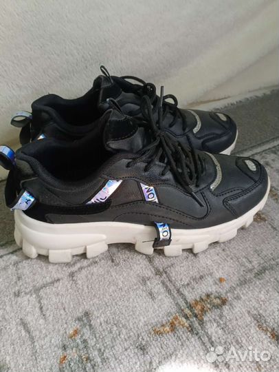 Кроссовки женские