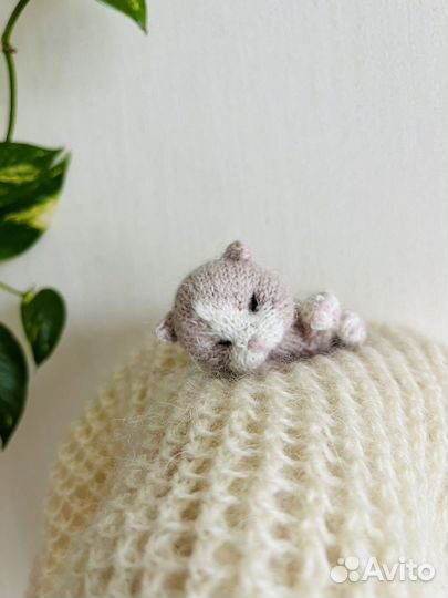 Спящий котенок игрушка