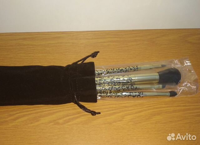 Набор кисточек для макияжа в футляре