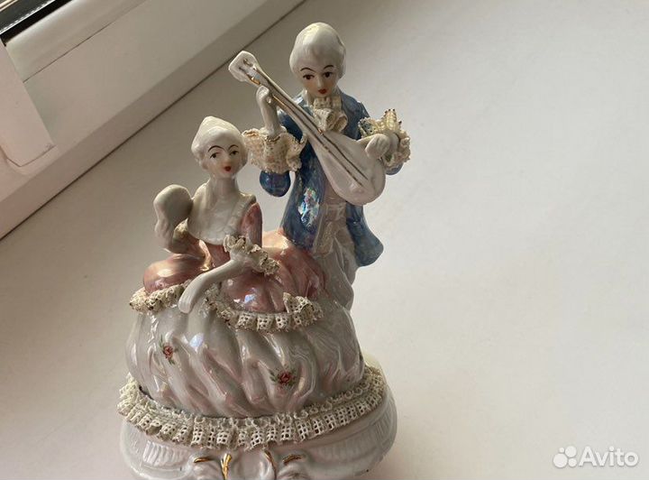 Фарфоровая статуэтка