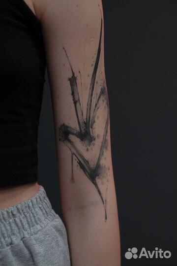 Тату мастер в стиле абстракция