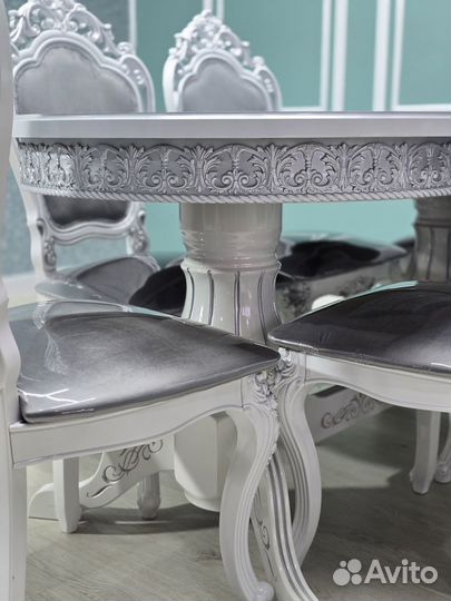 Стол и стулья