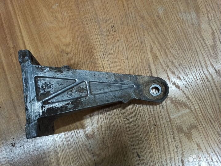 Кронштейн двигателя правый BMW E30