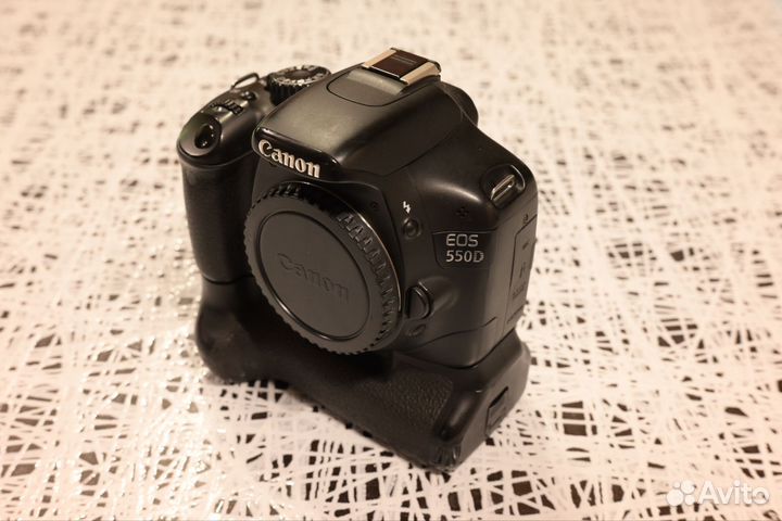Canon EOS 550d с батарейной ручкой