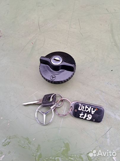 Пробка бензобака с ключом на Мерседес W123 W126