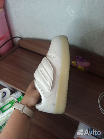 Белые светящиеся кроссовки termit sportmaster
