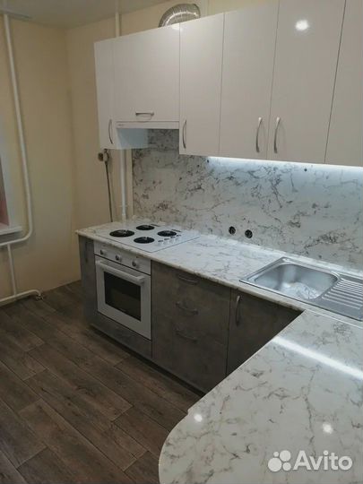 Простая угловая кухня с подсветкой