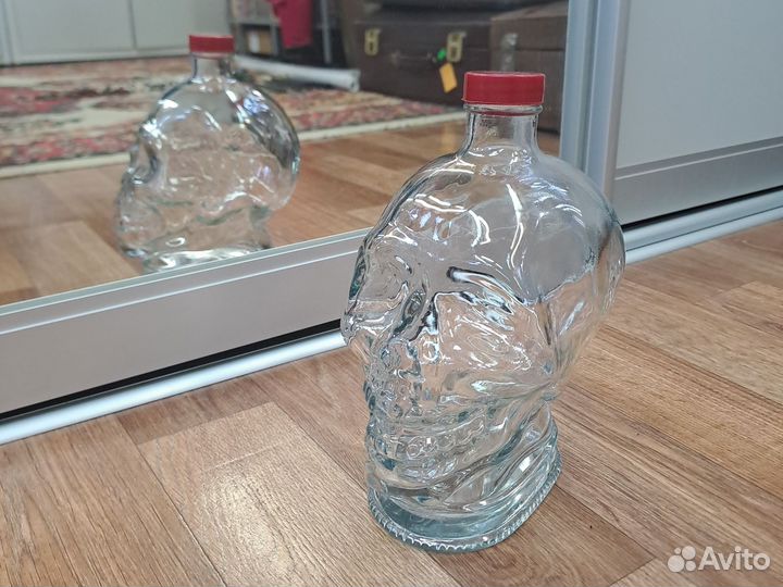 Бутылка фигурная череп