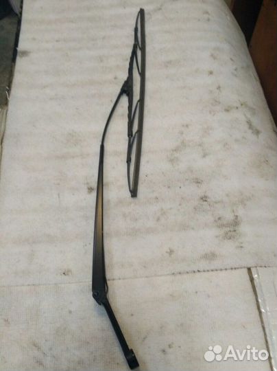 Поводок стеклоочистителя передний правый Audi A4