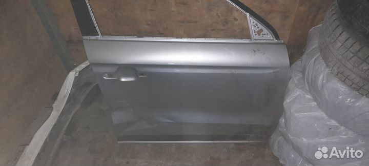 Geely Atlas передняя правая дверь с накладкой