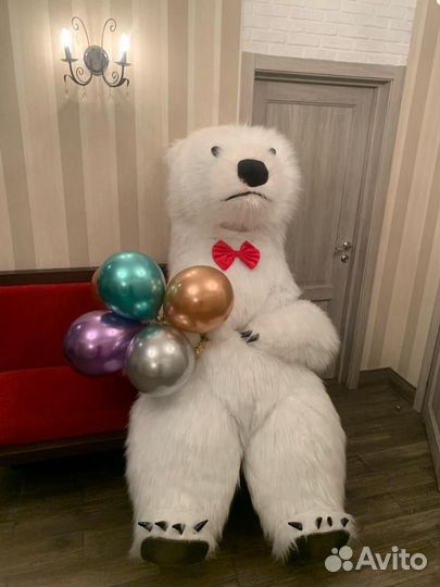 Мишка сидит и с нетерпением ждёт ваших праздников