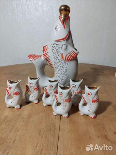 Кувшин со стопками 