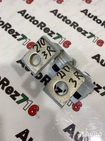 Петли двери задние правые Skoda Rapid 1 cwvb 1.6