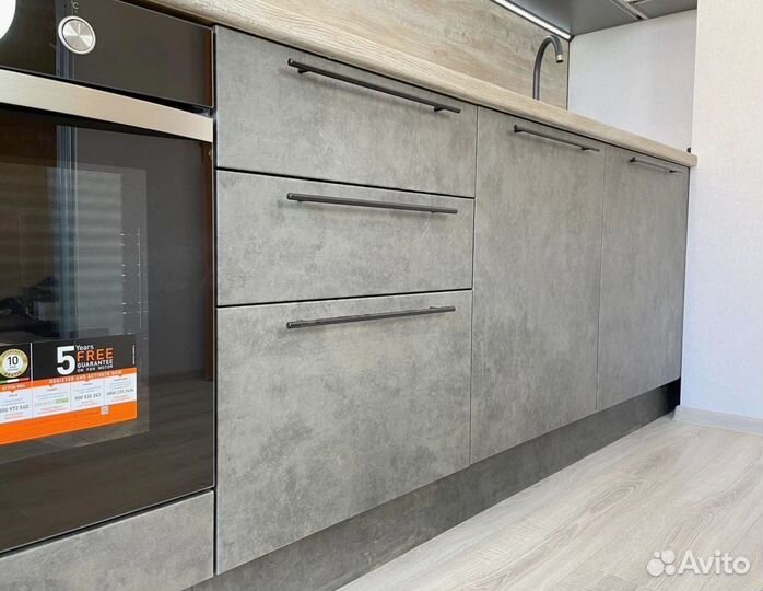 Кухонный гарнитур в современном стиле на заказ