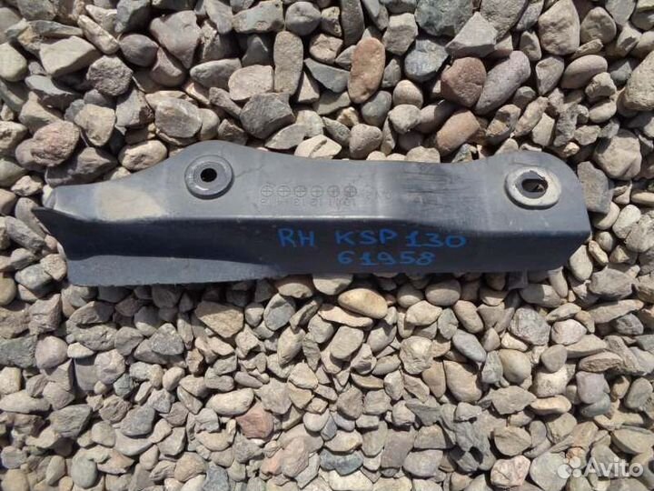 Брызговик задний правый Toyota Vitz KSP130 1KR-FE