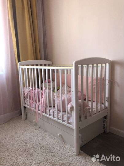 Детская кроватка с маятником