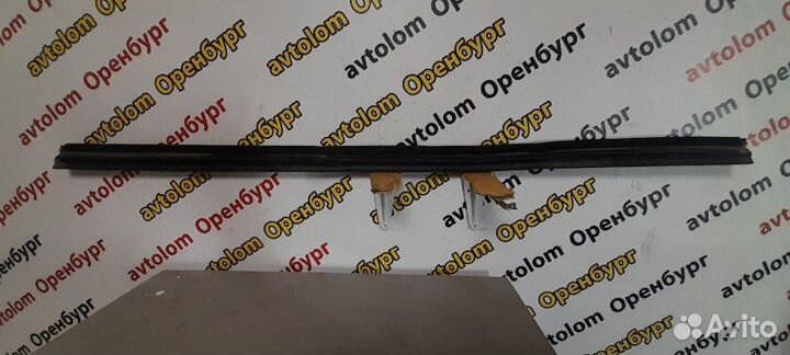Уплотнитель стекла двери передний правый Ford
