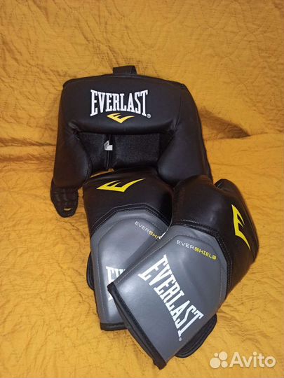 Боксерский шлем и перчатки
