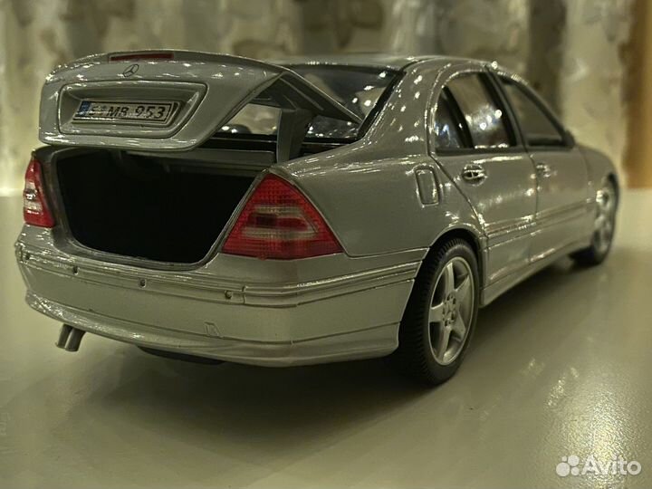 Модель автомобиля Mercedes-Benz W203