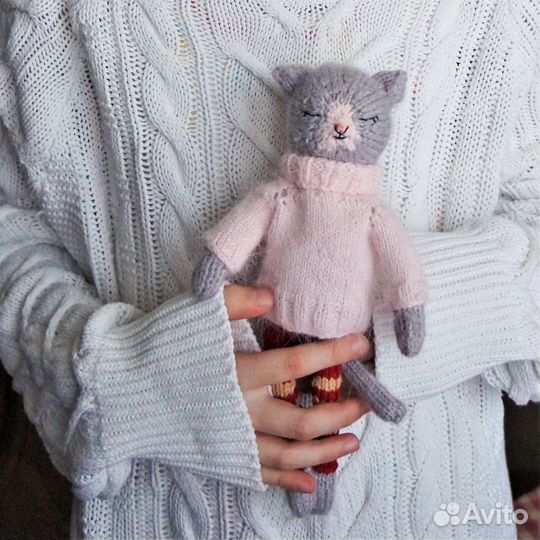 Кошечка Мия вязаная спицами, мягкая игрушка