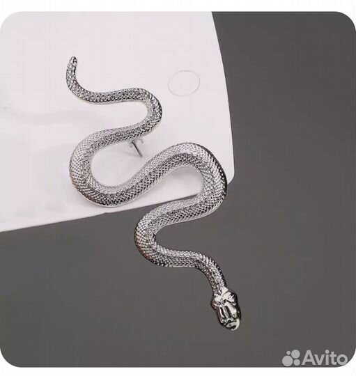 Брошь змея