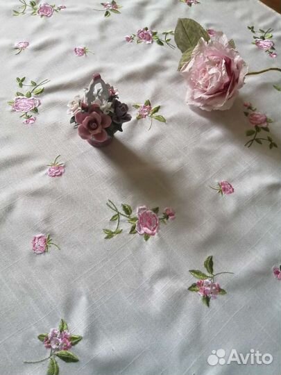 Скатерть с вышивкой