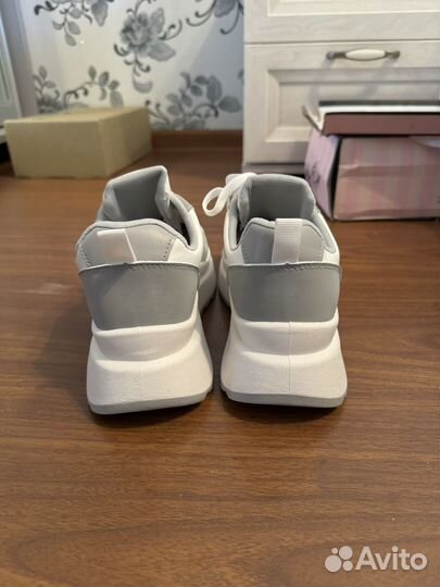 Кроссовки женские 39 размер новые