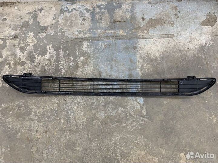 Решетка в бампер центральная Toyota Rav4