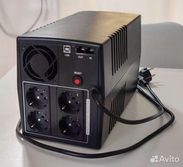 Источник бесперебойного питания CyberPower UT2200E