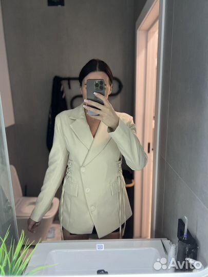 Белый и бежевый пиджак