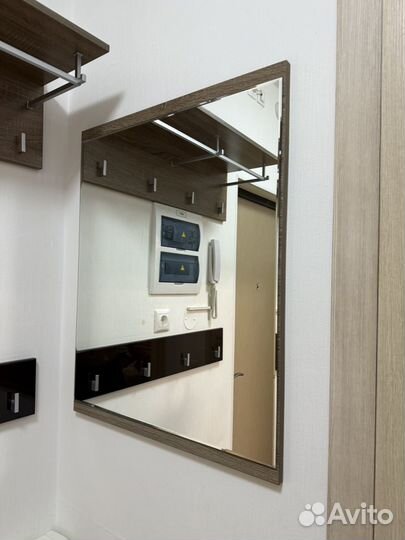 Полка с крючками и зеркало в прихожую