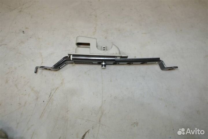 Механизм регулировки ремня безопасности Nissan X