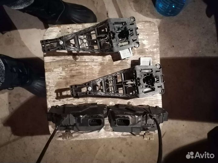 Задние дверные замки на Opel Corsa D