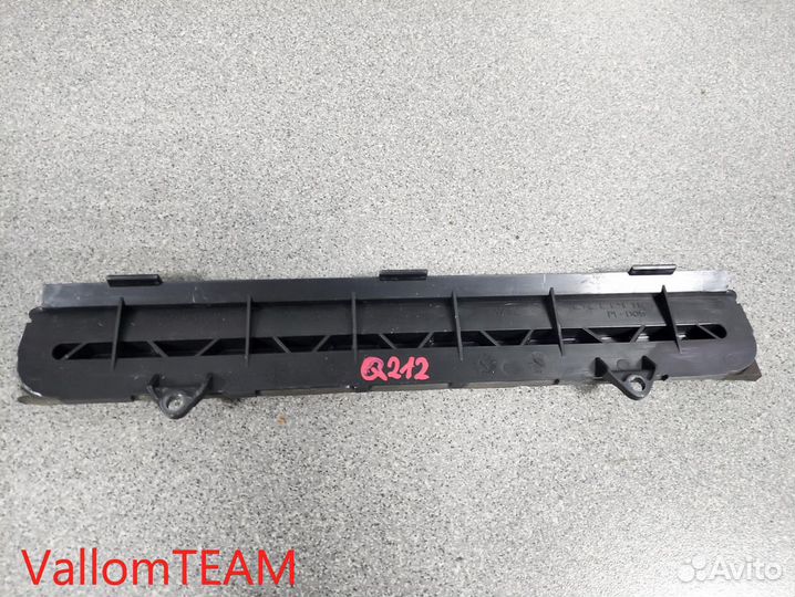 Лот Q212 Крышка салонного фильтра Audi Q7