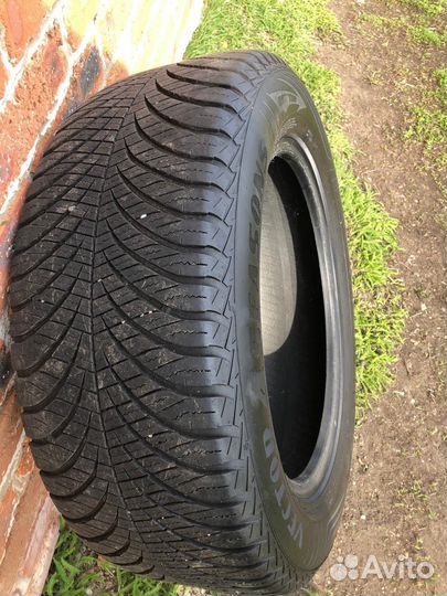 Goodyear Vector 4Seasons 235/55 R17