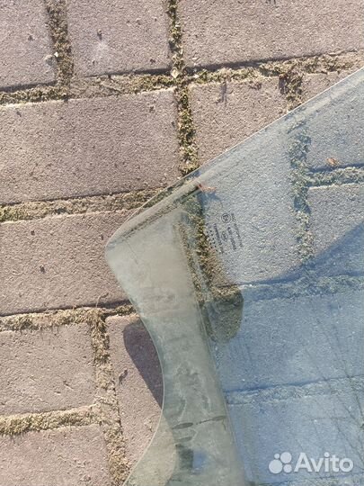 Стекло передней правой двери Renault Sandero