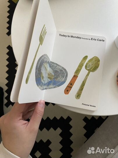 Детская книга Eric Karl Today is monday