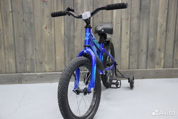 Велосипед с дополнительными колесами Novatrack 16