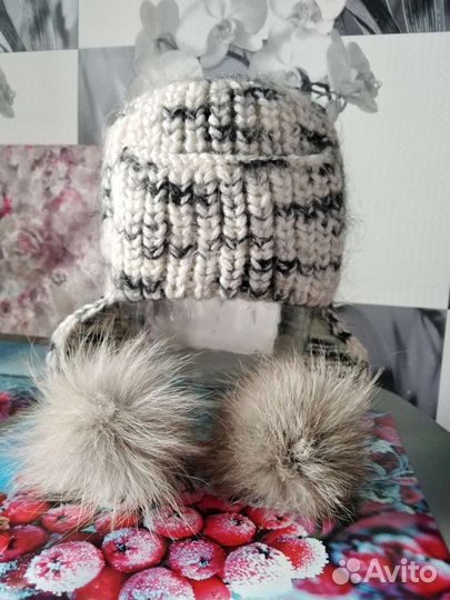 Шапка с помпонами