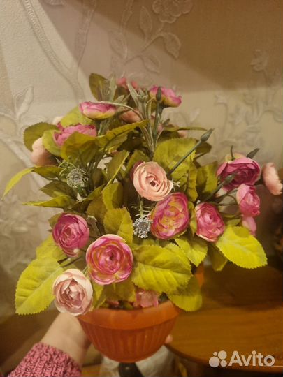 Искусственные цветы в горшках