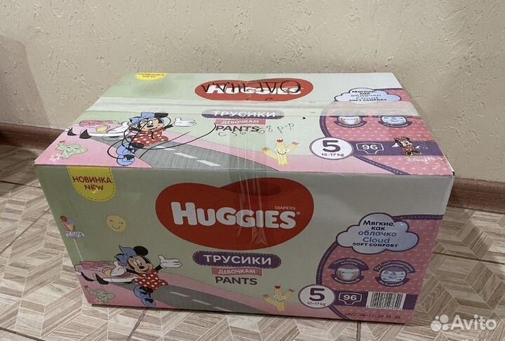 Коробка с детскими вещами