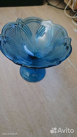 Ваза для фруктов на ножке цветное стекло