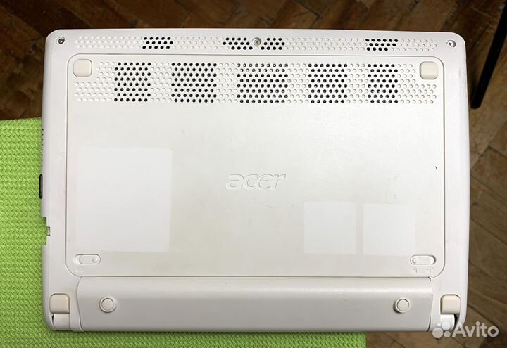 Белый нетбук Acer 10