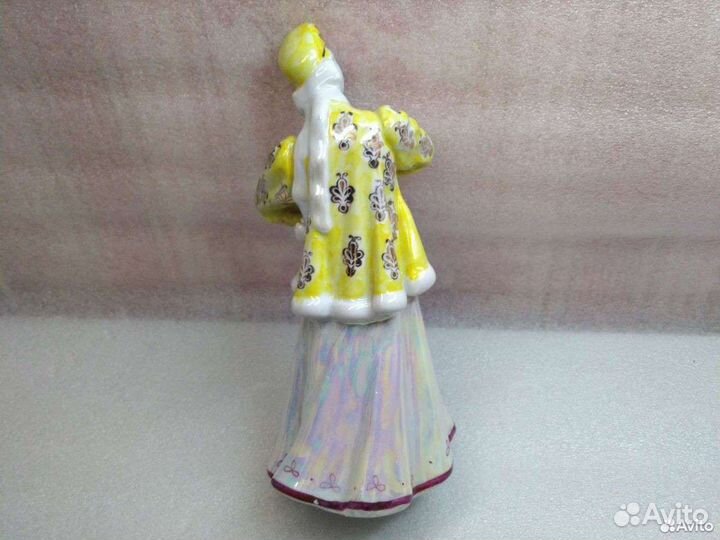 Фарфоровая фигурка лебёдушка. Дулёво