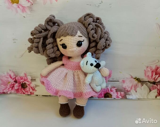 Вязаные игрушки ручной работы кукла с мишкой