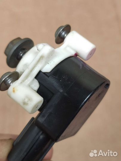 Датчик положения кузова Toyota Camry 40