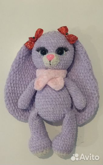 Вязаный плюшевый зайка